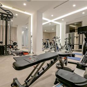 4 Bedroom Villa with Pool, Sumartin, sleeps 8